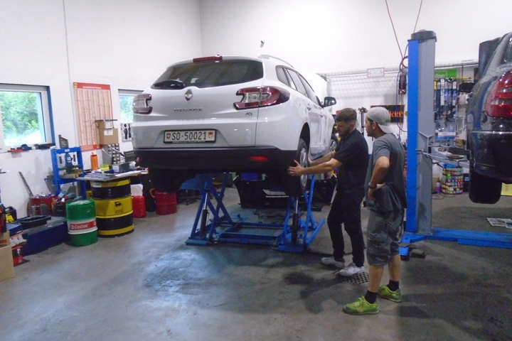 Auto auf einer Hebebühne